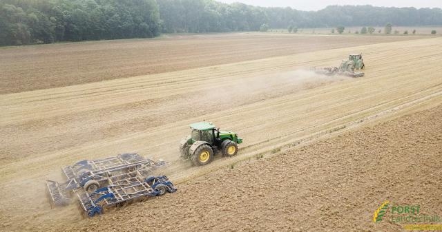 https://www.porstlandtechnik.de/cache/vs_Ersteinsatz Köckerling Allrounder -flatline- mit John Deere 8370R_8370R+9RX_WEB-0785.jpg